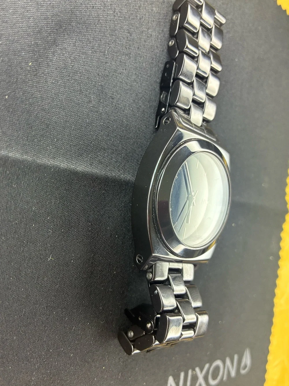 Nixon all black